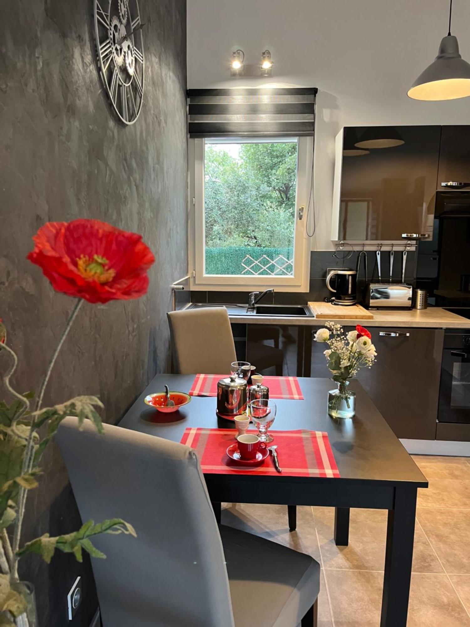 Apartamento L'AMANDERAIE à côté de LOURMARIN en LUBERON Cadenet Exterior foto